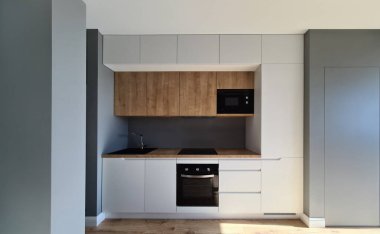 Mobilya döşeme ve kablo döşeme mutfağı. Küçük mutfaklardaki üst dolaplar tavana kadar yapılır. Kaputtan havalandırma borusunu maskeliyorlar. Dolap mutfağının alt katında.