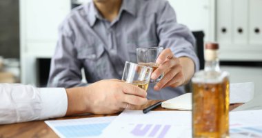 İşadamı evrakları bırakıp içki içiyor. Erkekler karantina sırasında evde oturur ve alkol içerler. İletişim ortakları ve önemli sorunları çözmek. İhlal kendi kendini izole etmeyi gerektirir.