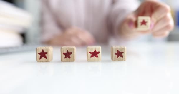 Pessoas Adicionam Classificação Revisão Estrelas Vermelhas Feedback Cliente Conceito Positivo — Vídeo de Stock
