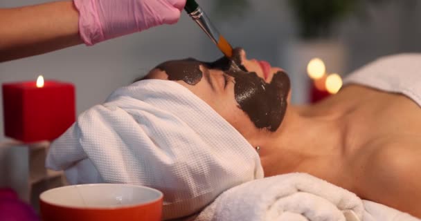 Cosmetologist Applied Black Alginate Mask Skin Patient Face Rejuvenation Facial — Vídeo de stock