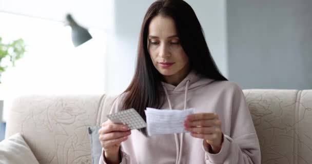 Kvinnan Läser Instruktioner För Att Piller Hemma Regler För Medicinering — Stockvideo