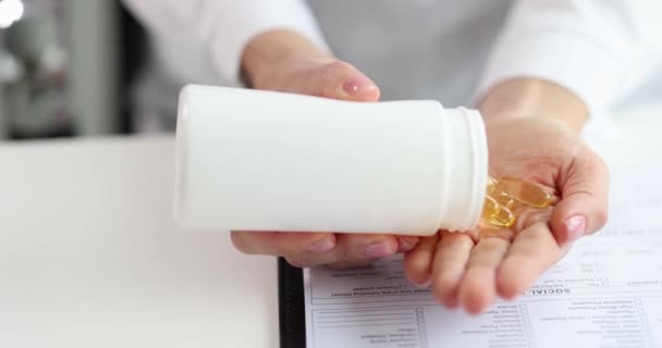 オメガ3と黄金の魚油カプセル 天然薬サプリメント食生活栄養減量ビタミンD — ストック動画