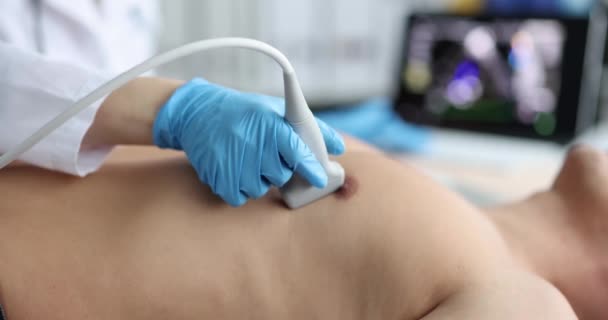 닥터는 초음파 기계를 환자의 심장을 스캔합니다 의사는 환자의 초음파 검사를 — 비디오