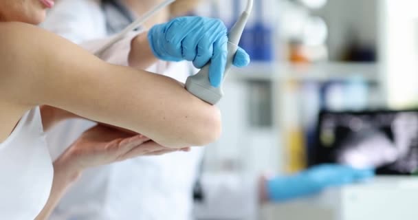Modern Klinikte Kadın Hasta Dirseğinin Ultrasonunu Çeken Doktorlara Yakın Çekim — Stok video