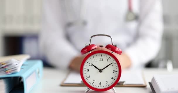 Reloj Despertador Rojo Para Diez Puestos Escritorio Los Médicos Horas — Vídeo de stock