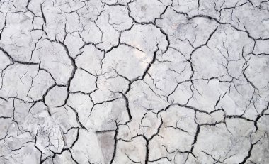 Kuru zeminde çatlağın yakın plan görüntüsü. Ekolojik afet küresel kuraklık kavramı