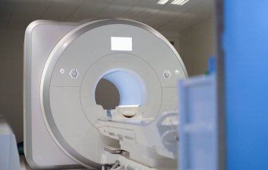 Klinik arka planında duran modern manyetik rezonans görüntüleme makinesi. Yeni tıp teknolojileri kavramı