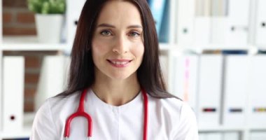 Klinikteki gülümseyen kadın doktorun portresi ağır çekimde. Tıbbi yardım kavramı