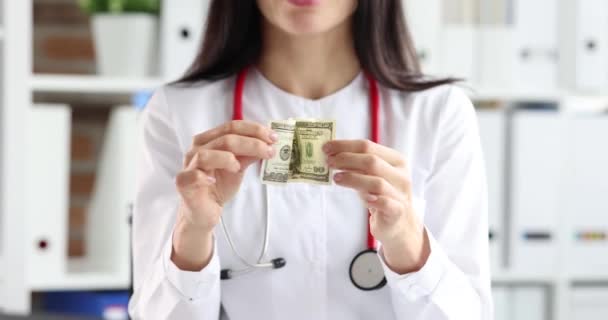 Doutor Colocando Nota Dólar Seu Bolso Casaco Filme Câmera Lenta — Vídeo de Stock