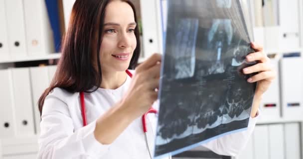Femme Médecin Regardant Radiographie Colonne Vertébrale Dans Film Clinique Ralenti — Video