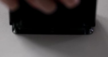 Kişi yakın planda iptal edilmiş pul pozu verir. İletiyi iptal et ve konsepti engelle