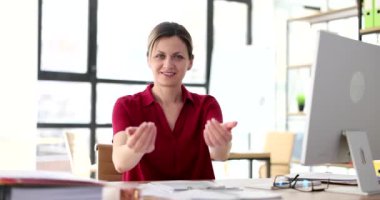 Danışmanlık bürosunda çalışan kadın yönetici bir jestle işaret ediyor. Seo mutlu ve mutlu bir şekilde selamlıyor.
