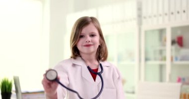 Doktor ceketinde steteskopu olan güzel bir kızın portresi. Sağlık sigortası ve eğitim