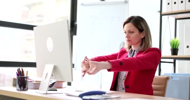 ビジネスマンは手を伸ばし コンピュータで働き続ける オフィスの快適な職場 — ストック動画