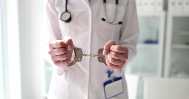 Dokter Geeft Handboeien Aan Arrestatie Medisch Personeel Corruptie Arrestaties Gezondheidszorg — Stockvideo
