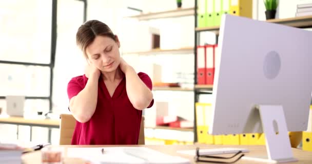 Yorgun Kadın Bilgisayarın Başına Oturur Boynundaki Ağrıya Masaj Yapar Oturaklı — Stok video