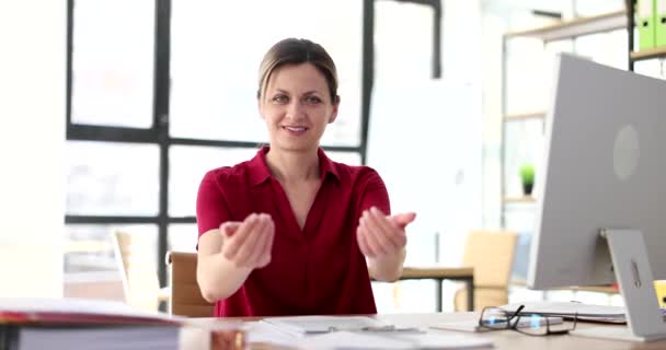 Mujer Gerente Trabajando Oficina Consultoría Hace Señas Con Gesto Seo — Vídeos de Stock