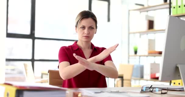 真剣な顔をした女は拒絶の象徴として腕を越えました 不当な仕事の申し出とハラスメント — ストック動画
