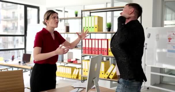 Wütender Mann Schreit Wütende Geschäftsfrau Und Lautstarker Streit Arbeitsplatz Wütende — Stockvideo