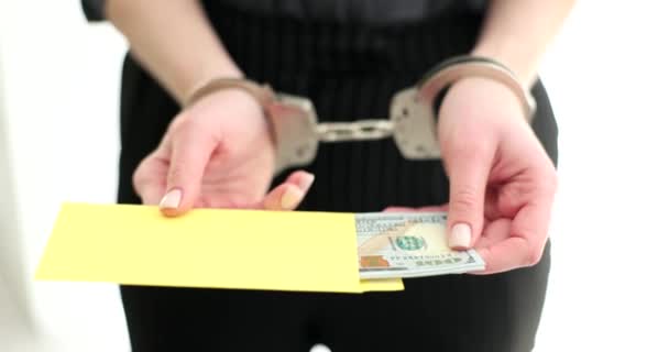 手錠をかけられた女性は封筒にドルの賄賂を受け取る 金融犯罪に対する行政上及び刑事上の責任 — ストック動画