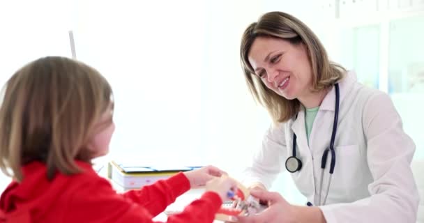 Dokter Gigi Mengajarkan Gadis Kecil Yang Lucu Cara Menyikat Gigi — Stok Video