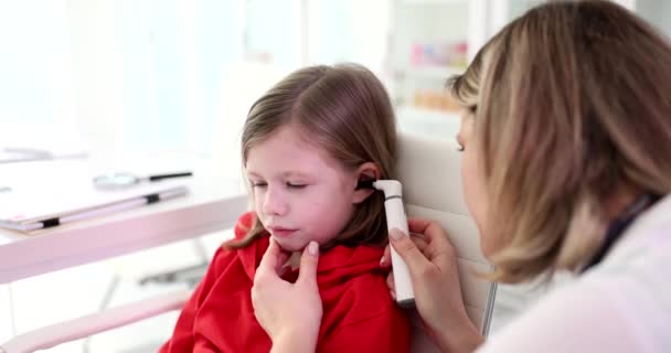 Lekarz Laryngolog Bada Ucho Dziecka Otoskopem Badanie Słuchu Dzieci Lub — Wideo stockowe