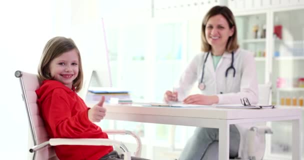 Meisje Kind Patiënt Met Duim Omhoog Kinderarts Kliniek Uitstekende Feedback — Stockvideo