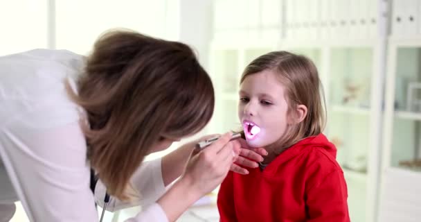Kadın Otolaringolog Doktor Acı Sendromlu Hasta Çocuğun Boğazına Işık Tutuyor — Stok video