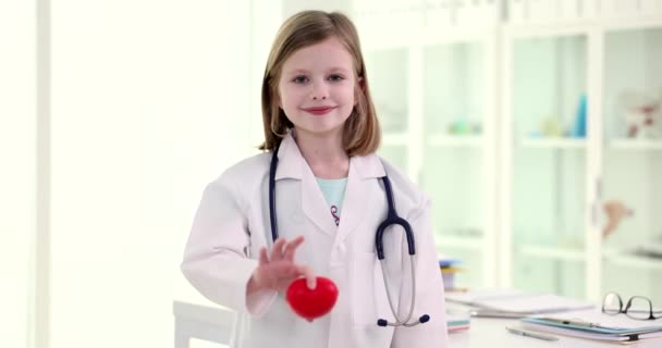 美丽的医生女孩的画像 她带着心脏 儿童心血管疾病与治疗 — 图库视频影像