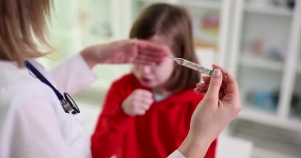 儿科医生或护士使用温度计测量生病女孩的体温 儿童咳嗽高热的存在 — 图库视频影像
