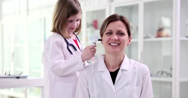 女医生和女医生相比 女医生带着听诊器的样子 友好的医生 儿童接触和医学教育 — 图库视频影像