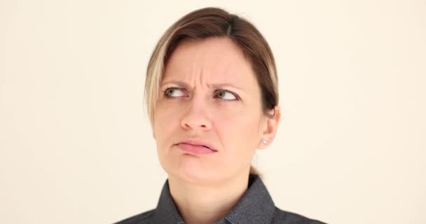 Retrato Mujer Joven Irritada Mal Humor Emociones Anticipación Nerviosa Irritabilidad — Vídeos de Stock
