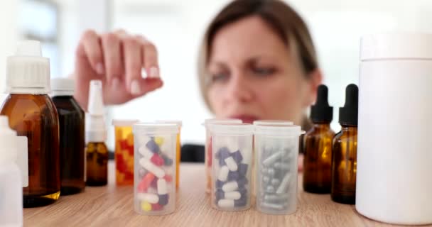 Farmacêutico Doente Seleccionam Comprimidos Medicinais Prateleira Medicamentos Sua Classificação — Vídeo de Stock
