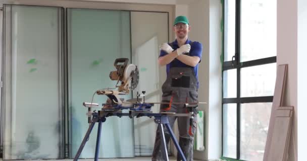 Uśmiechnięty Profesjonalny Budowniczy Mistrz Maszyny Cięcia Podłogi Układanie Naprawa Podłóg — Wideo stockowe