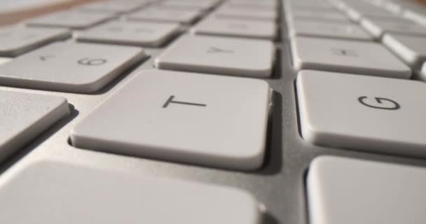 Toetsenbord Van Computer Laptop Achtergrond Wit Toetsenbord Zwarte Letters Concept — Stockvideo
