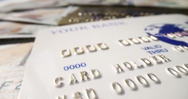 Kredi bankası ve döviz banknotları yakın çekim. Nakit para ve nakit ödemesiz ödeme süreci
