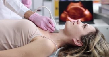 Klinikteki genç bir kadının tiroid bezinin ultrason teşhisi. Tiroid hastalıklarının teşhisi ve tedavisi