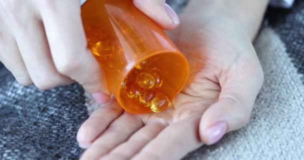 Vrouwelijke Handen Gieten Omega Capsules Uit Voordelen Van Het Concept — Stockvideo