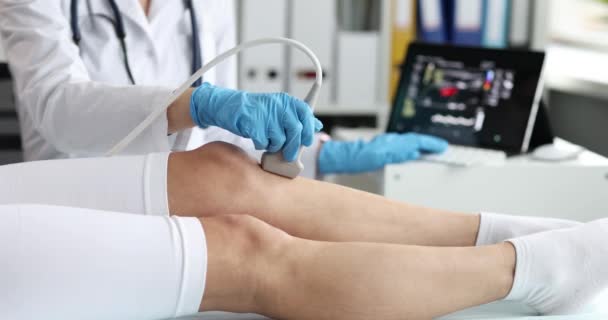 Arzt Macht Ultraschall Des Kniegelenks Der Frau Mit Ultraschallscanner Der — Stockvideo