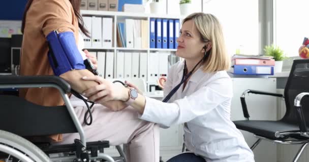 Врач Проверяет Кровяное Давление Беременной Женщины Инвалидном Кресле Гинеколог Медицинский — стоковое видео