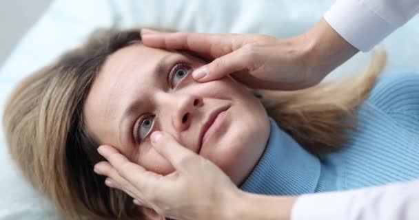 Arzt Untersucht Augen Einer Kranken Patientin Der Klinik Film Zeitlupe — Stockvideo