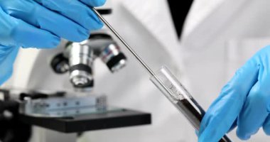 Toprak test tüpü ile bilim adamı tarım biyoloğu kimyasal çalışma yürütüyor. Toprak ve tarımsal kimyasal analizler laboratuvarı