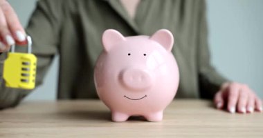 Kadın eli kod ve numaralar koyar. Finansal yatırımların korunması ve tasarruflar