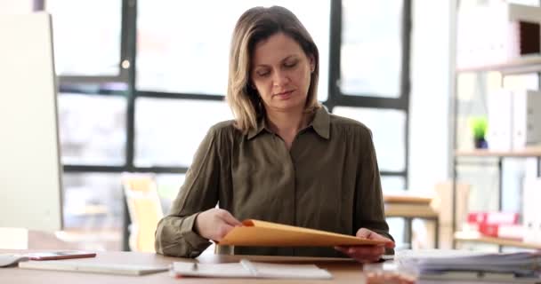 Ellerin Turuncu Zarfı Açması Önemli Belgeleri Posta Teslimat Için Içine — Stok video