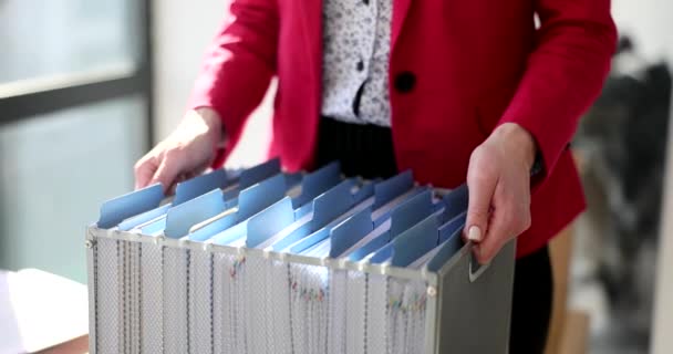 Γυναίκα Διευθυντής Γραμματέας Παίρνει Βαρύ Κουτί Έγγραφα Των Επιχειρήσεων Και — Αρχείο Βίντεο