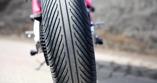 在路上用秃顶光滑的坏橡胶摩托车轮胎 交叉轮胎压力和发动机轮胎 — 图库视频影像