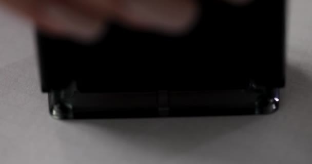 Persona Mette Timbro Rosso Approvato Carta Bianca Primo Piano Soluzione — Video Stock