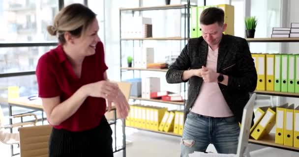Empresário Feliz Rindo Enquanto Conversava Enquanto Trabalhava Junto Com Uma — Vídeo de Stock