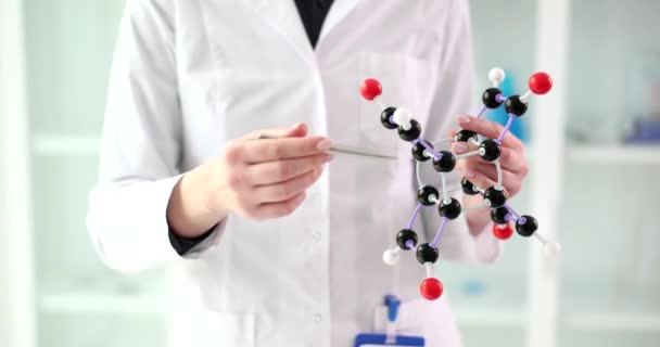 Orvos Tudós Bemutatja Molekuláris Szerkezet Modelljét Laboratóriumban Oktatási Vegyi Kutatás — Stock videók