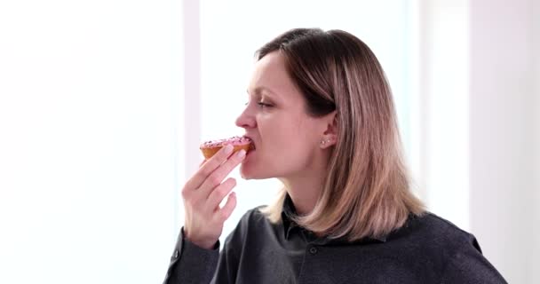 Lycklig Kvinna Äter Utsökt Söt Munk Skäl Till Att Avstå — Stockvideo